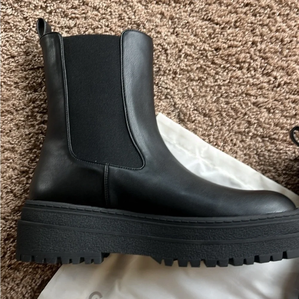 NWT Good American Chelsea Boot Size 10